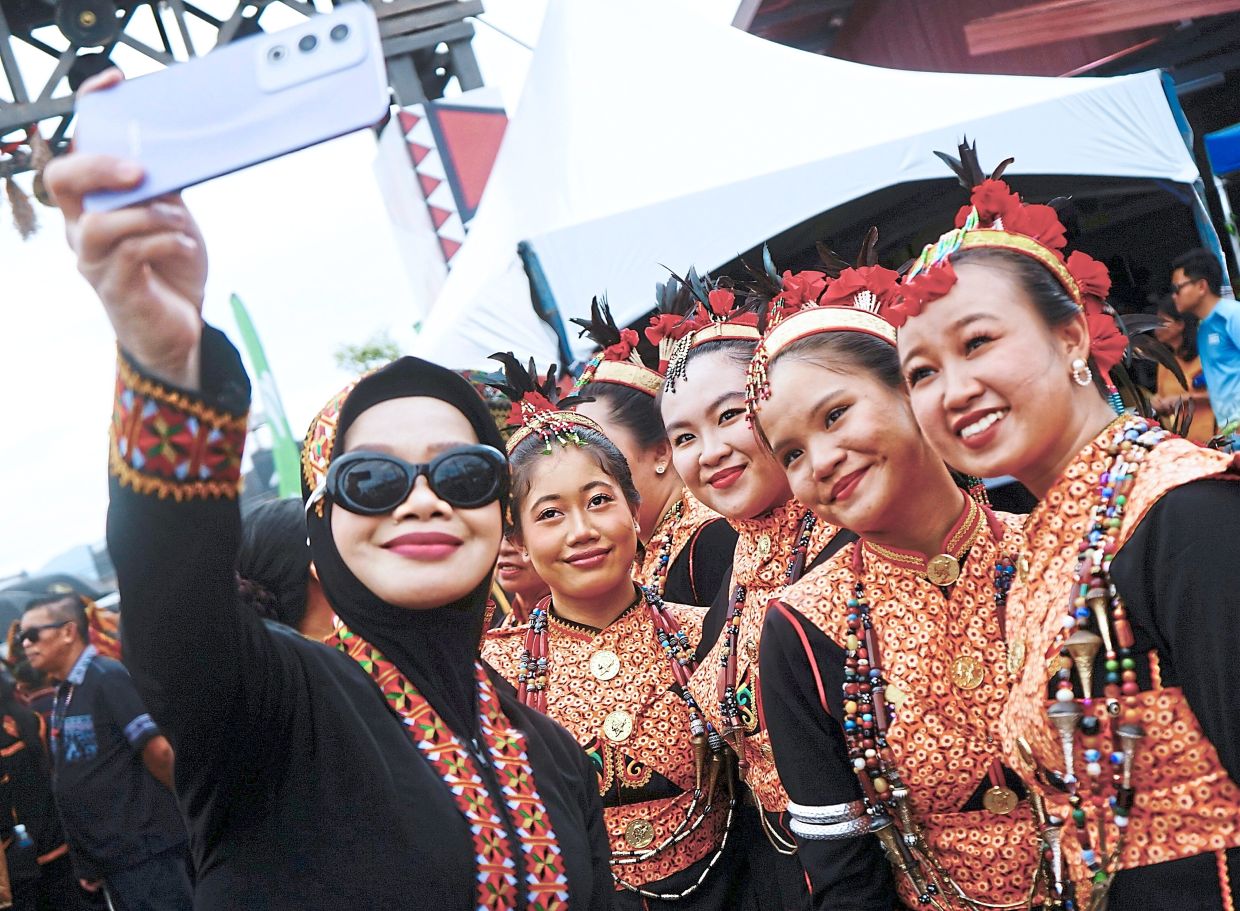 Dusun Lotud participants taking a group photo during the state-level Kaamatan celebrations.