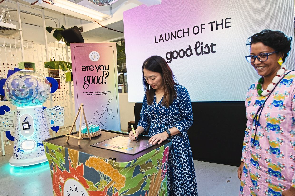 Yeoh launching The Good List by signing the commemorative plaque.