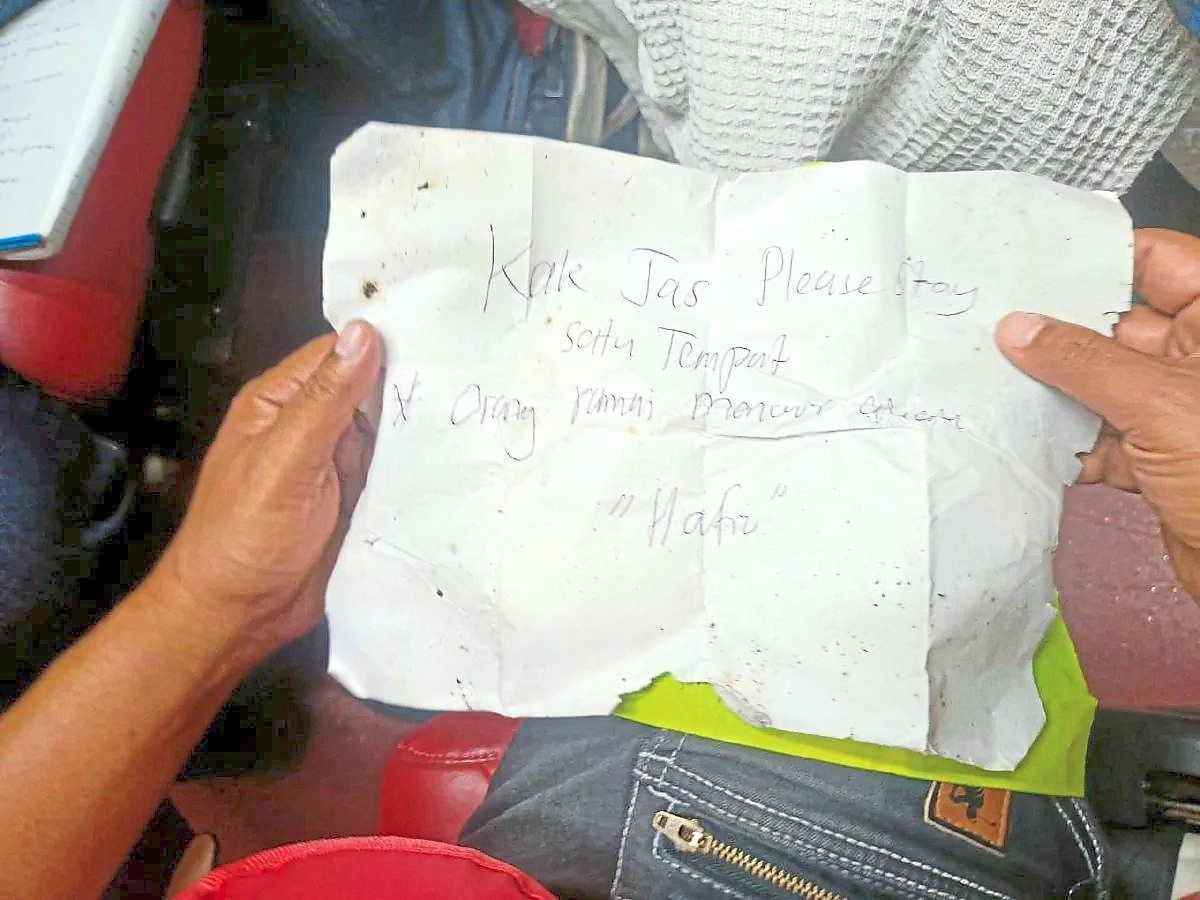 A note left by the search and rescue (SAR) team at Air Busuk Camp was found by female climber Jaslinda Saludin upon arriving in the area yesterday. PHOTO BOMBA