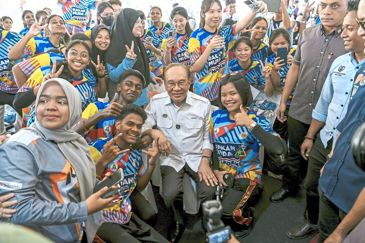 On the contrary, the Prime Minister said the government would continue to try to cover the cost of fuel subsidies by incurring large expenses every month to avoid burdening the people.