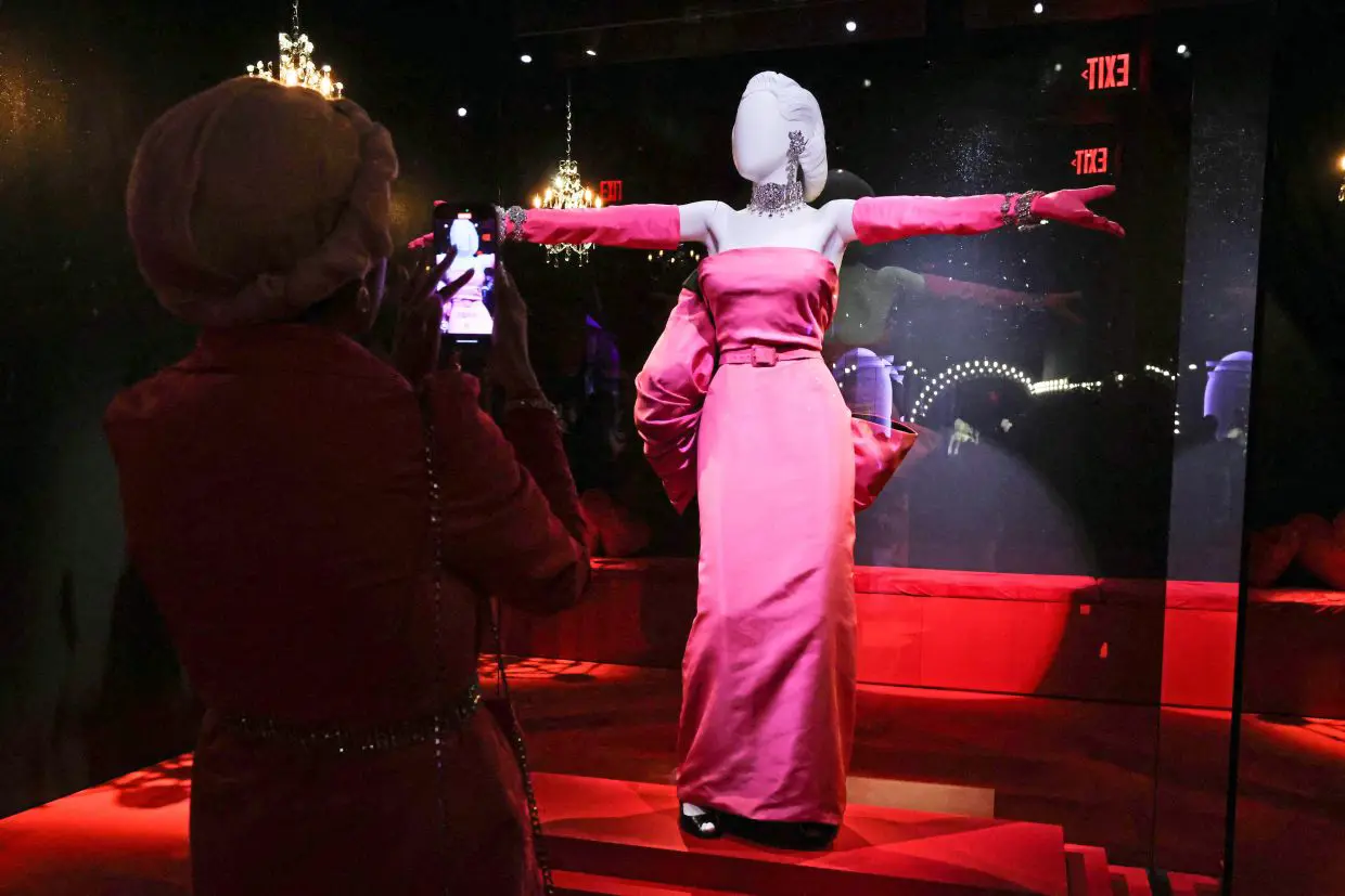 marilyn monroe pink dress movie Every outfit Marilyn Monroe as Lorelei Lee wore in the 1953 musical comedy  Gentlemen Prefer Blondes , Designed by William Travilla, this movie would  give us one of the most iconic Marilyn looks of