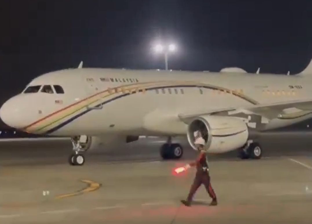The aircraft carrying the Prime Minister touched down at Han