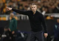 Soccer-Van Persie fired by Feyenoord despite second place finish