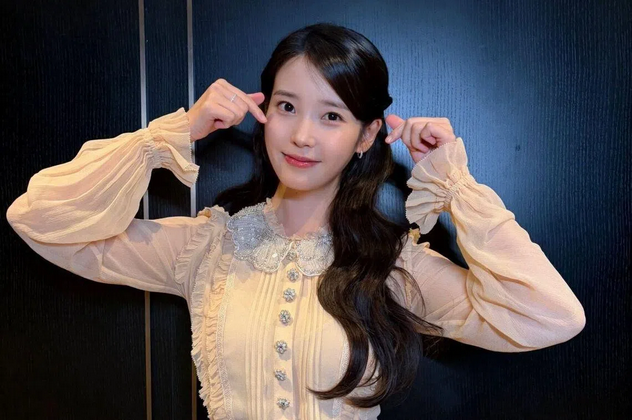 Some users cited IU’s previous actions, when she provided pr