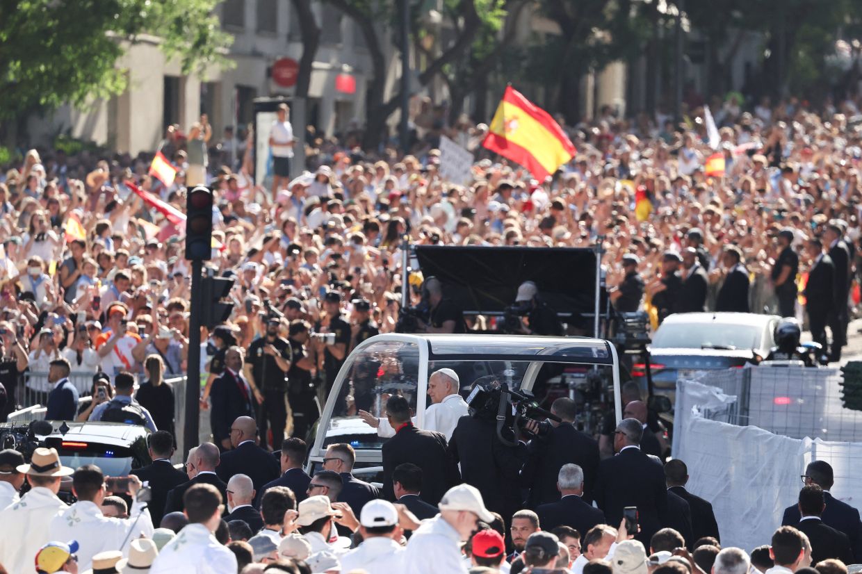 Pope Leo XIV greets the faithful from the popemobile ahead of a Holy Mass at Plaza de Cibeles, during his seven day apostolic journey to Spain, Madrid, June 7, 2026. Photo: Reuters