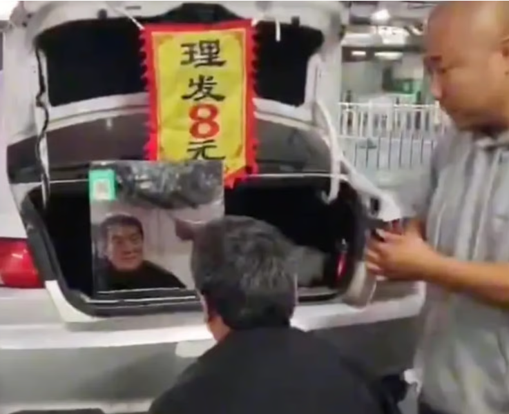 The driver above has branched out into offering haircuts as part of his service.- QQ.com