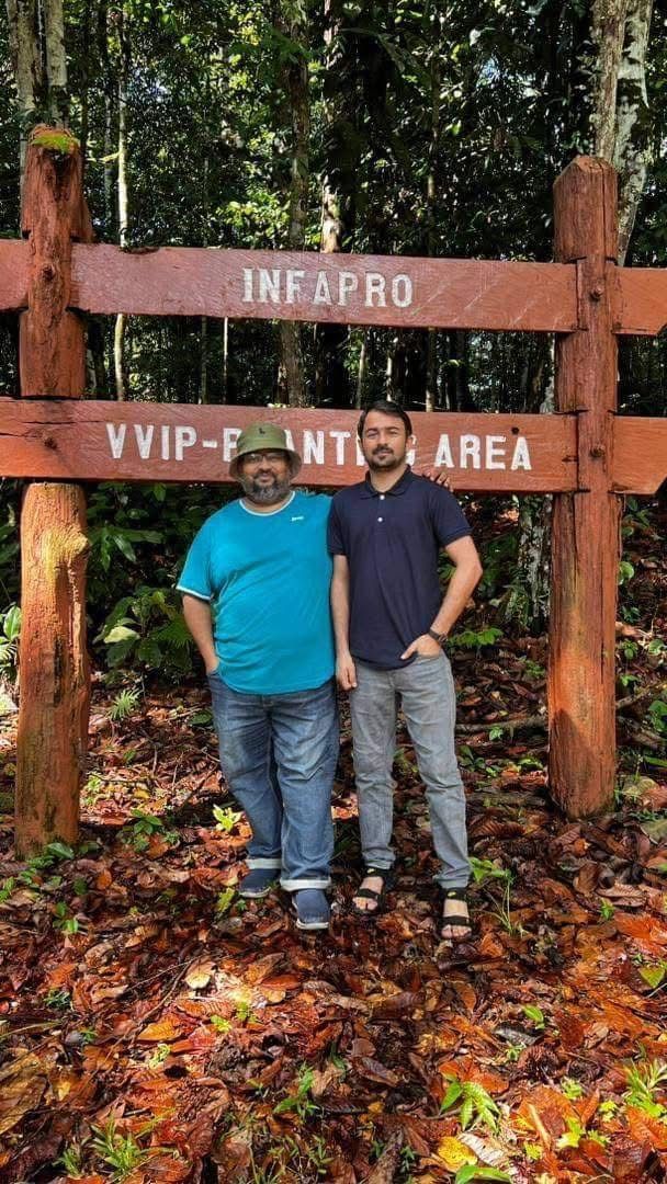 Assoc. Prof. Dr. Jaya Seelan (left) and Muhammad Shahbaz (right), a postgraduate researcher from the Institute for Tropical Biology and Conservation (ITBC), Universiti Malaysia Sabah (UMS), during a field expedition in Sabah’s tropical rainforest.