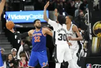Basketball-Pressure is on as Knicks come home for NBA Finals Game 3