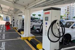 Cambodia's environment minister urges people to use EVs