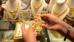 Gold rises on weaker oil; inflation, rate outlook in focus