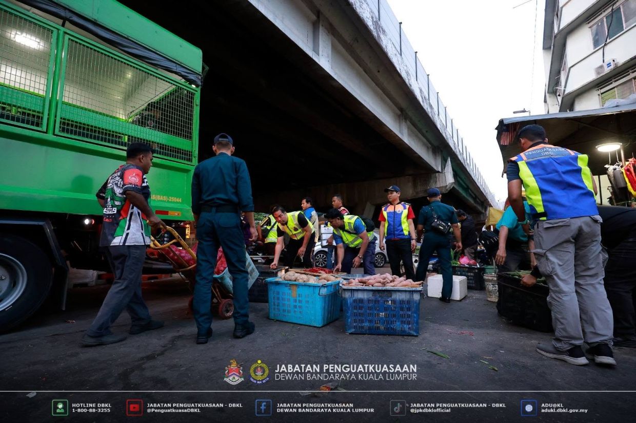 The goods were seized and removed for conducting business without a licence and obstructing public spaces.— Dewan Bandaraya Kuala Lumpur Facebook page