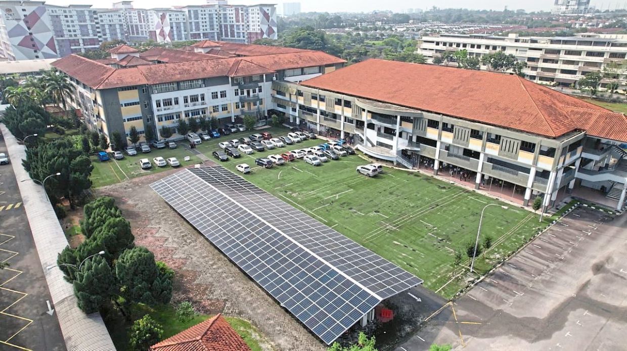 Aerial view of the solar panel array sheltering a carpark at SJK(C) Kuo Kuang 2. — Courtesy of SJK(C) Kuo Kuang 2.