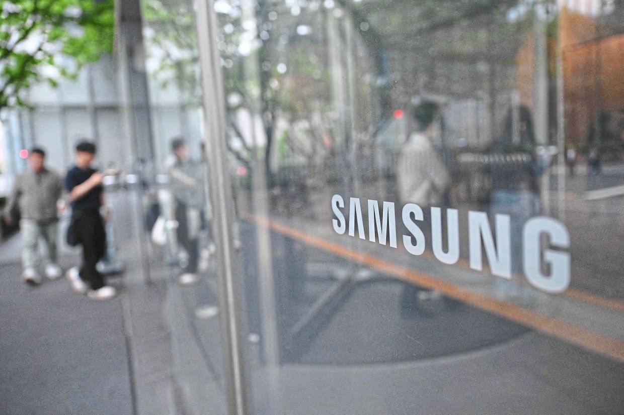 Samsung kampüsü önünde duran bir kişi