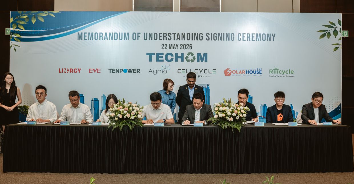 A successful teamwork: (From left) Terrence Chan (Cellcycle Ltd), Li Peichao (Tenpower Malaysia Sdn Bhd), Xu Jiamin (EVE Energy Co Ltd), Shi Yinquan (Linergy Power Sdn Bhd), Yeow Chuan (Techom), Tan Aik Keong (Agmo Studio Sdn Bhd), Ong Yong Qiang (The Solar House Sdn Bhd) and Chew (Riiicycle Tech Sdn Bhd) signing a Memorandum of Understanding to support responsible battery collection, recovery, recycling and circular economy development.