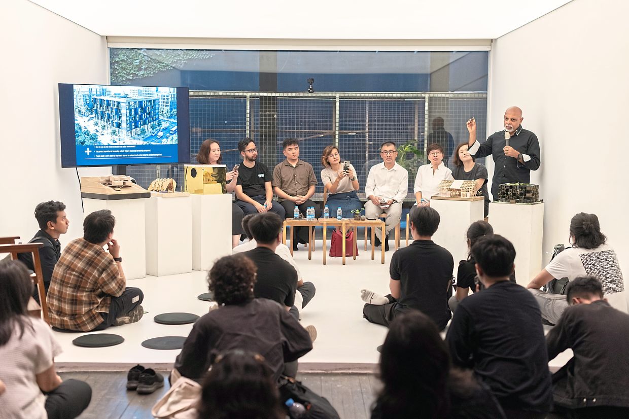 Presentation of models and ideas by participants at MAW 2026 Jakarta. Presenter is Melvyn Kanny (standing). Photo: Tirta Winata