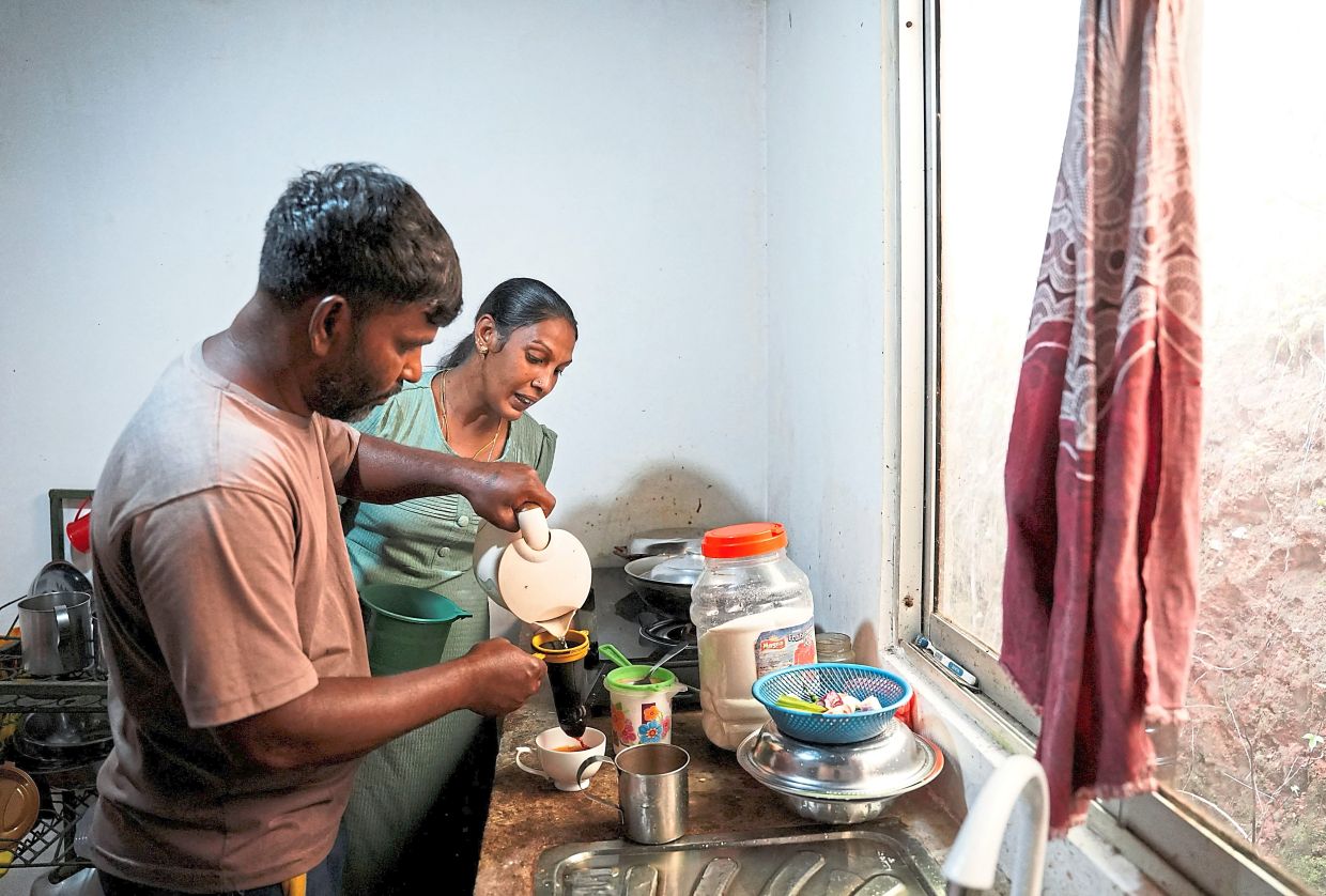 Malar and her husband, Rengasami Sathiyaseelan, who work at the Dunkeld Tea Estate are struggling amid ongoing inflation due to the Middle East crisis. Photo: Akila Jayawardena/Reuters
