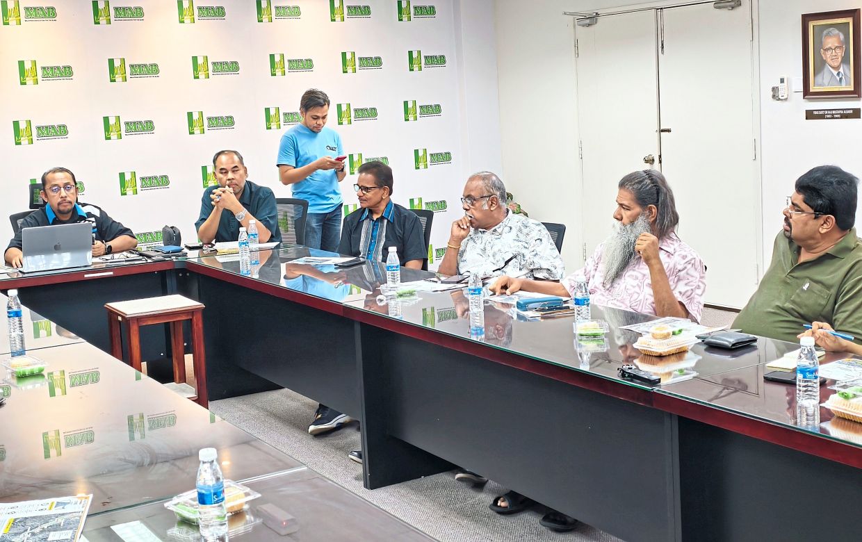 Khairul (left) says authorities are committed to providing answers to every issue brought up by stakeholders.