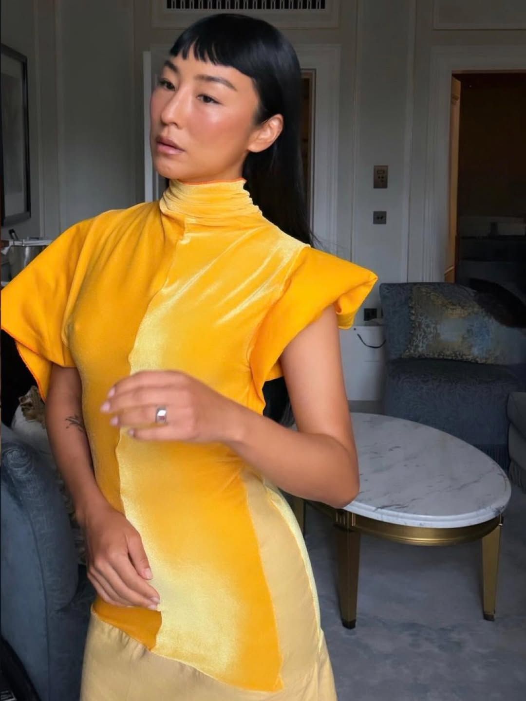 Greta Lee also opts for a design by Giovanna Flores, who is relatively unknown in the fashion world. Photo: Instagram/Giovanna Flores