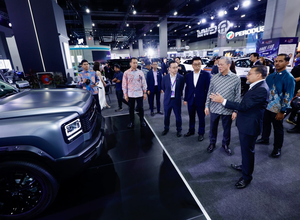 Roslan (right) introducing the HAVAL H7 Hi4 PHEV to Deputy Prime Minister Datuk Seri Fadillah Yusof (second from right).