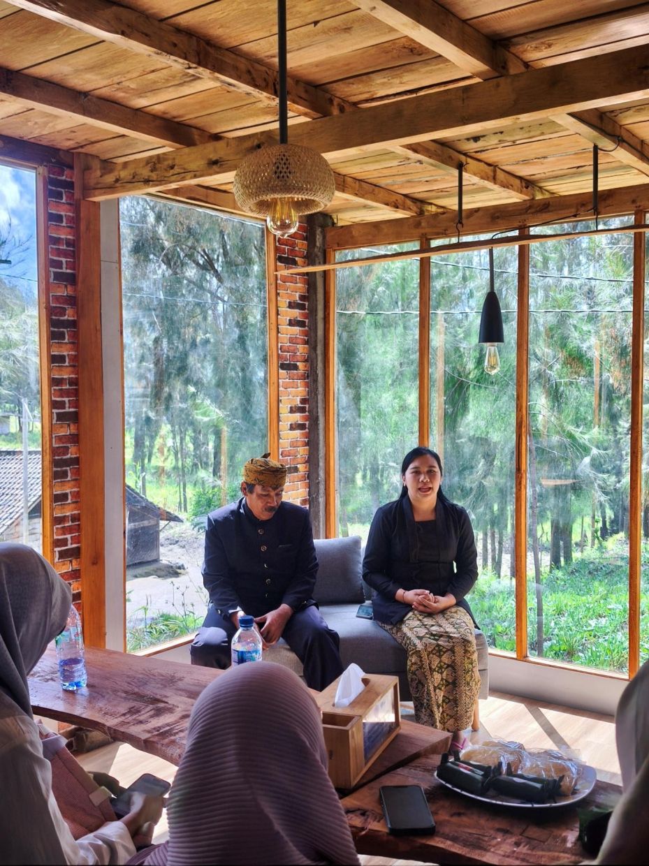 Participants visited the home of a Tengger village leader, where they learned about local wisdom, spiritual values, and the community’s harmony with nature.