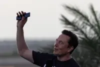 How Musk's tactics left investors clamoring for SpaceX stock and ignoring risks