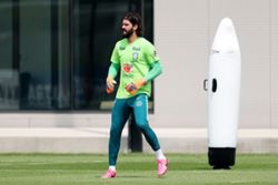 Soccer-Brazil's Alisson sees no advantage for teams tipped as World Cup favourites