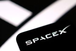 Factbox-Elon Musk's SpaceX kicks off mega IPO wave with $75 billion haul