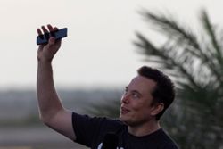 How Musk's tactics left investors clamoring for SpaceX stock and ignoring risks