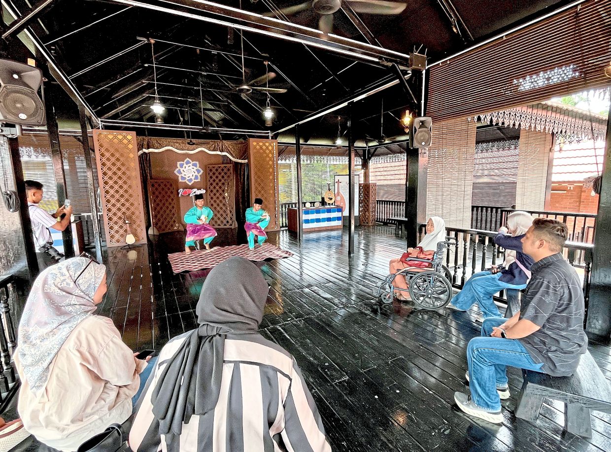 A lively Zapin Johor performance captivating the audience at Sultan Abu Bakar Heritage Complex.