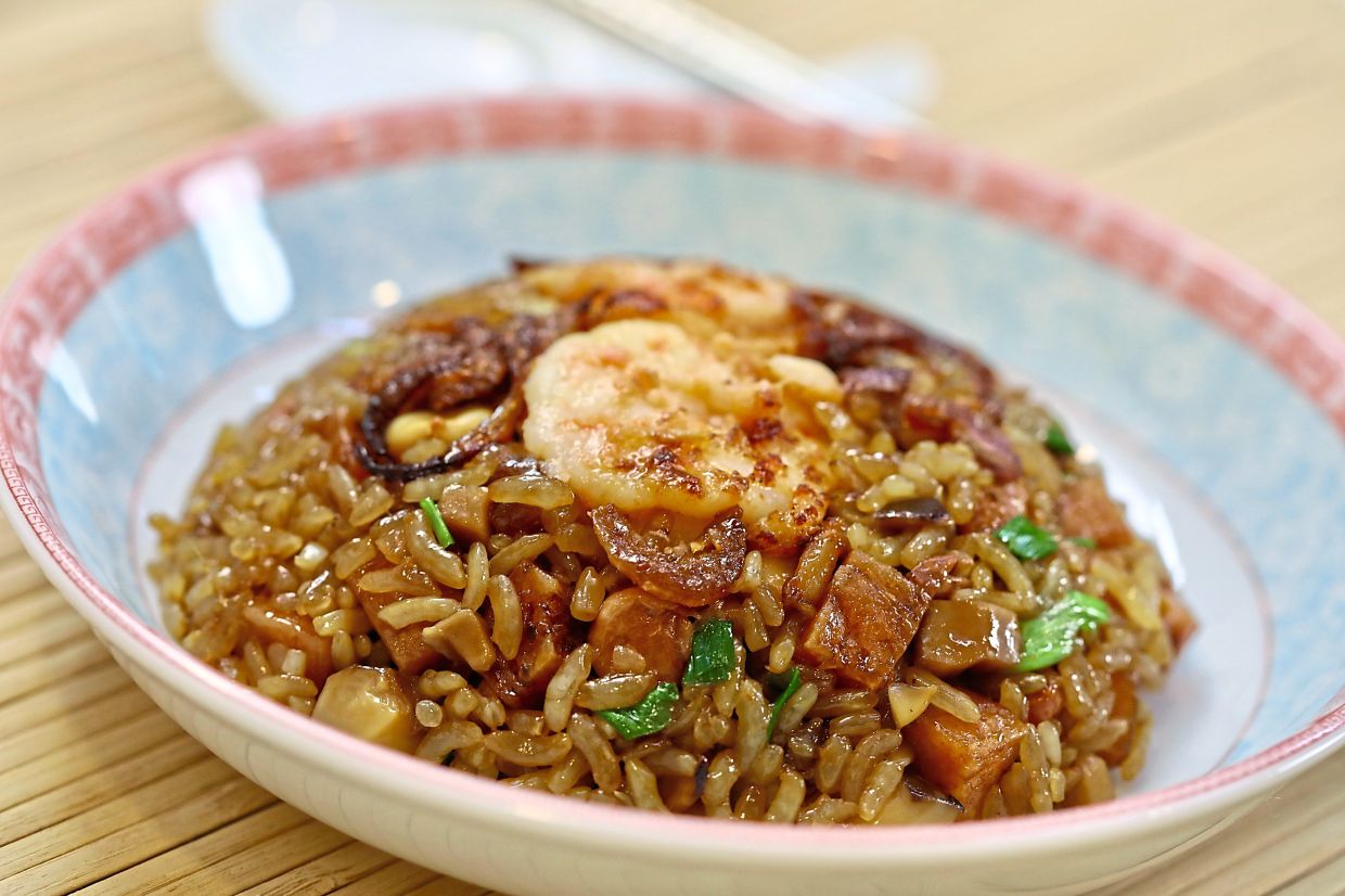 Packed with prawns, mushrooms, dried shrimp and peanuts, this dish delivers the rich flavours of a traditional banquet dish.