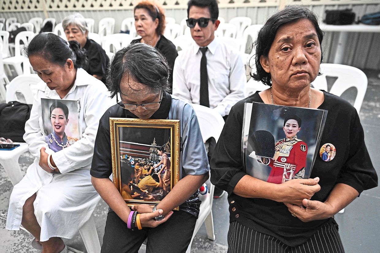 In grief: Mourners holding photos of Bajrakitiyabha inside Chulalongkorn Hospital in Bangkok after her passing. — AFP