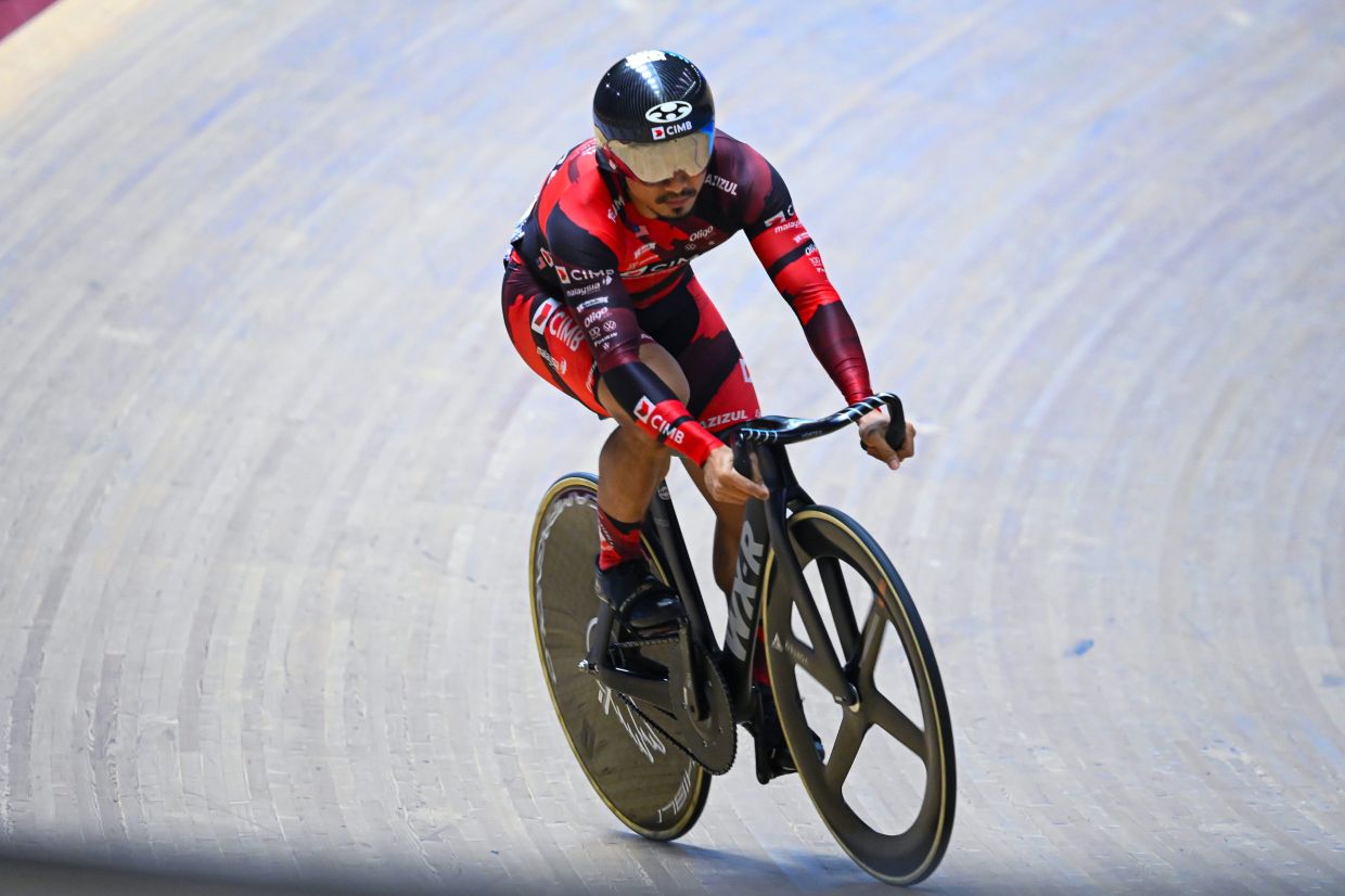 Total control: Azizulhasni Awang in action at the National Championships in Nilai. — Bernama