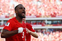 Soccer-Canada's Larin rescues draw with late goal against Bosnia in Group B opener
