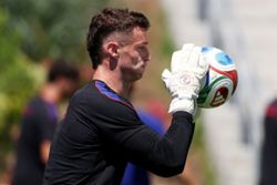 Soccer-U.S. picks Freese in goal, Paraguay's Enciso makes start in World Cup match in LA