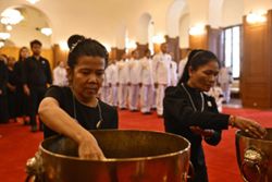Mourners gather at Thai palace to await princess' body