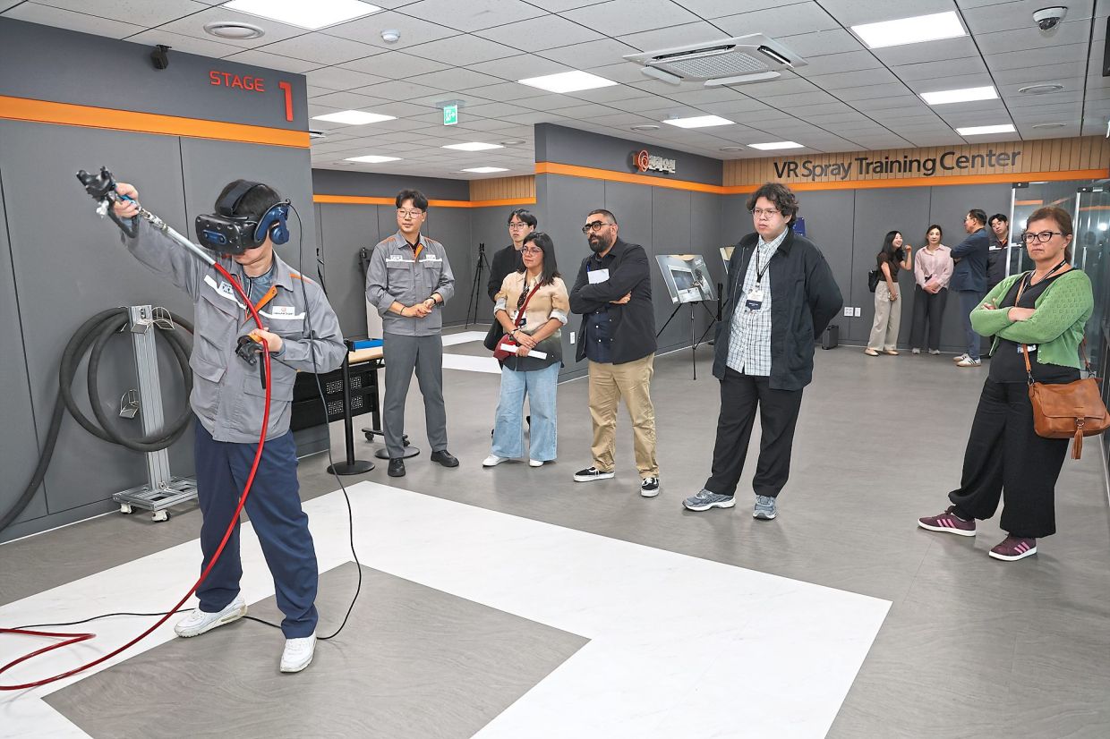 Hanwha Ocean's VR training simulator was developed in-house, covering spray painting, blasting, and grinding.