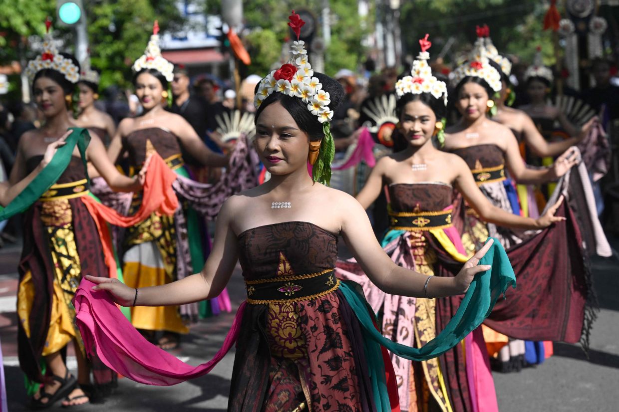 Balinese people take part in a parade during the Bali Art Festival in Denpasar, the resort island of Bali. -- Photo by SONNY TUMBELAKA / AFP