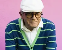 Remembering David Hockney, fashion's menswear icon who made colour cool