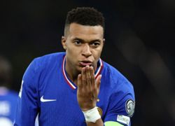 Soccer-Critics circling, France's Mbappe turns to favourite stage at World Cup