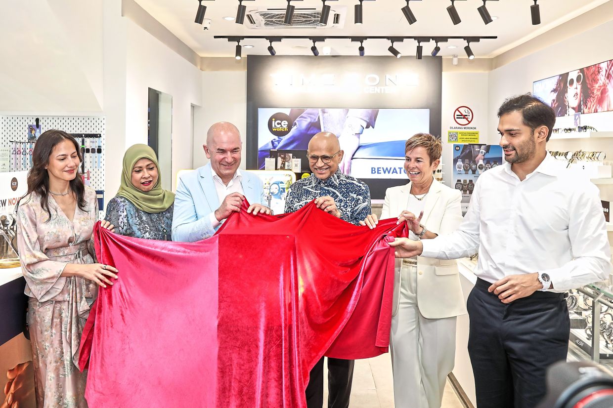 At the unveiling of the Bewatch collection with Ice-Watch founder Lutgen (centre left) and Ice-Watch Malaysia and Time Zone Sdn Bhd owner Datuk Seri Meer Habib (centre right).
