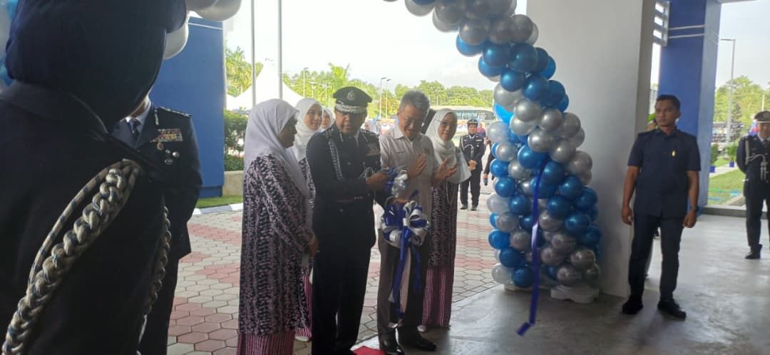 Deputy Inspector-General of Police Tan Sri Ayob Khan Mydin Pitchay (second from left) and Deputy Finance Minister Liew Chin Tong (second from right) perform the ribbon-cutting ceremony for the official opening and launch of the new Iskandar Puteri district police headquarters on Monday (June 15).