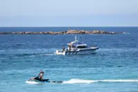 Sydney reopens beach under heavy patrols after shark attack