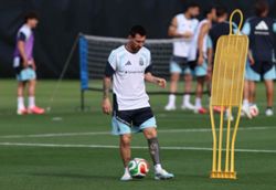 Soccer-Argentina begin World Cup defence against confident Algeria
