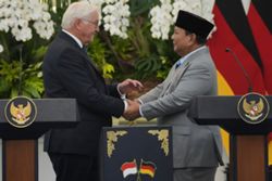 Indonesian leader Prabowo breaks into song as he hosts German president Steinmeier