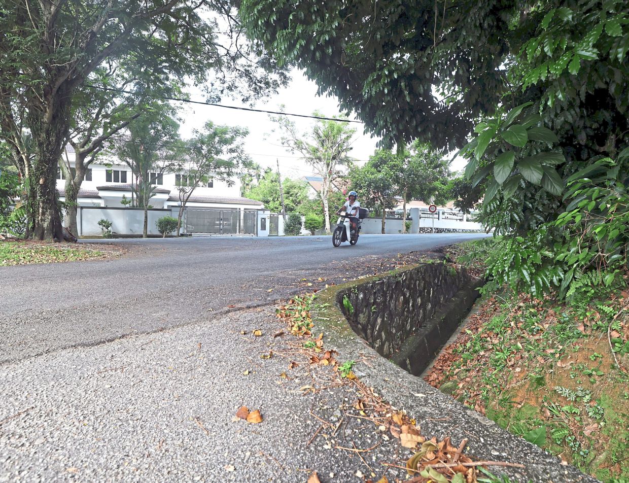 Buried kerbs, like this one along Jalan Mewah 6/9 in Petaling Jaya, not only create confusion among motorists but also increase the likelihood of accidents.