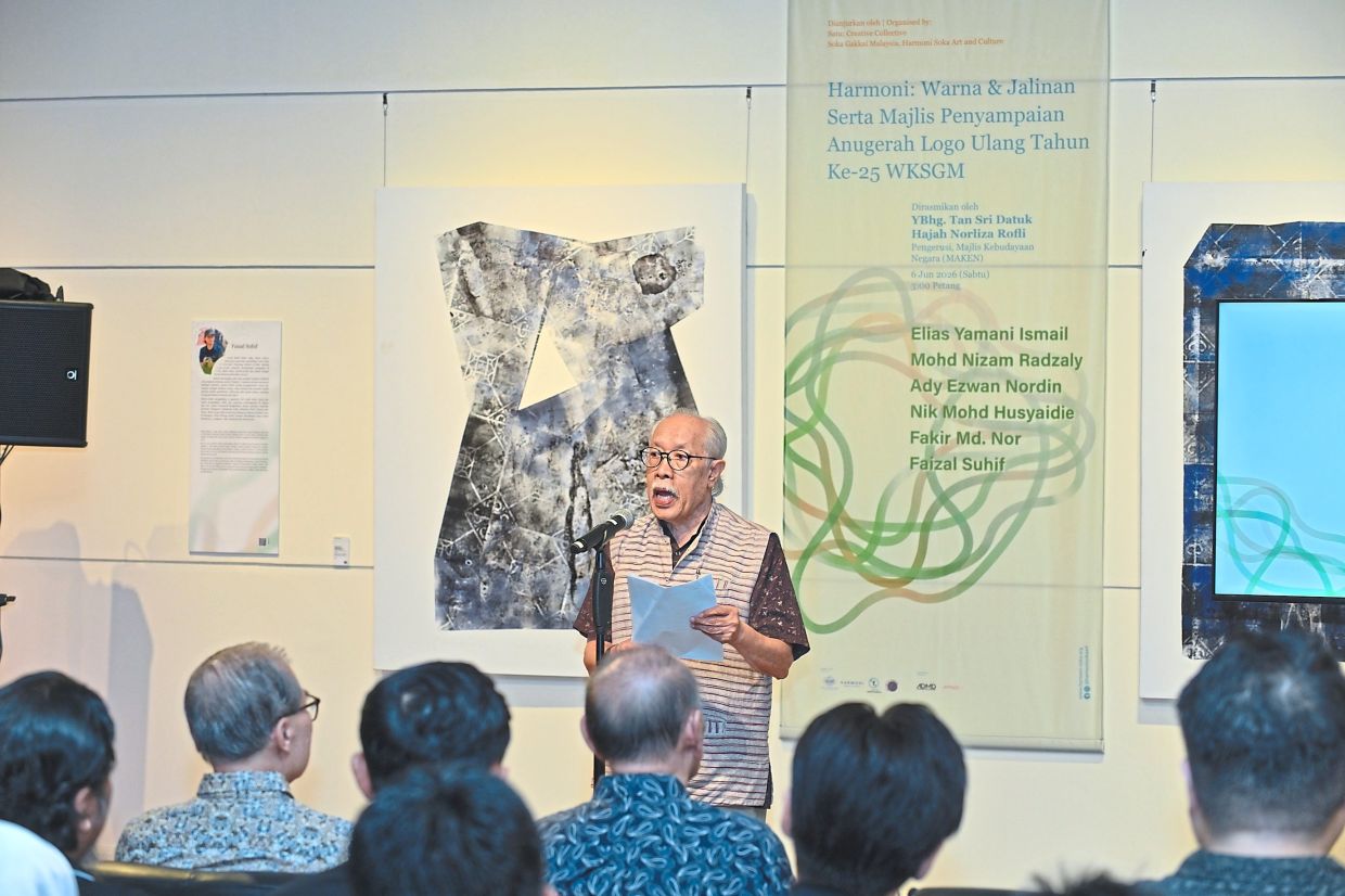 Prof Muhammad reciting poetry at the opening of ‘Harmoni: Warna & Jalinan’. 