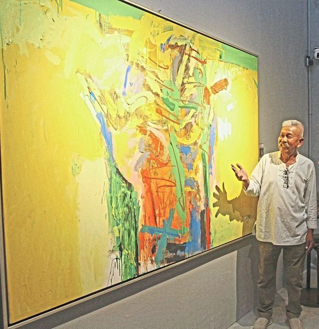 Prof Mohamed Najib viewing a painting from Ong’s personal collection at Avantx Art gallery in Sunshine Central, Air Itam, Penang.