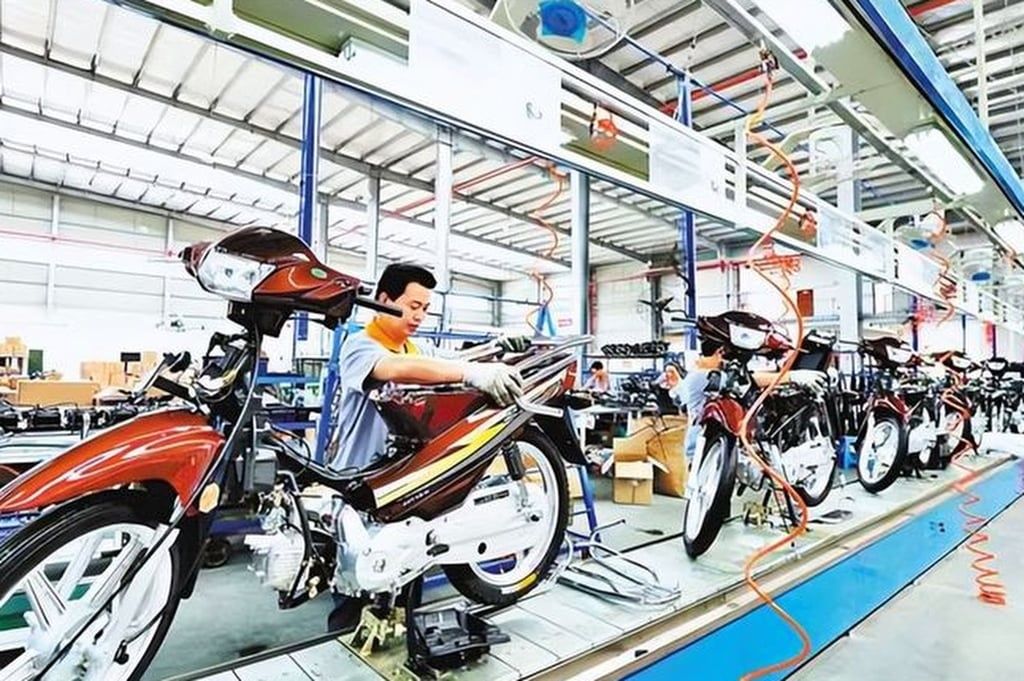 A worker, above, busy on the production line at one of Chen’s factories. -- Photo: 163.com