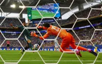 Soccer-Goalkeepers at fault as Uruguayan persistence and Saudi patience go in vain