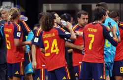 Soccer-Hydration breaks heat up World Cup debate with players, coaches split on new rule